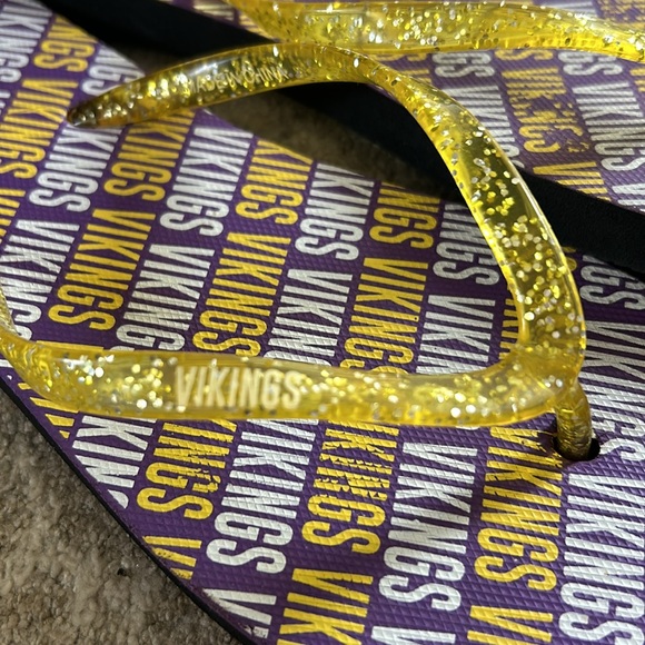 Minnesota Vikings Flip-flops.  Just in time for FB season!  Great condition sz 9 - Picture 3 of 5
